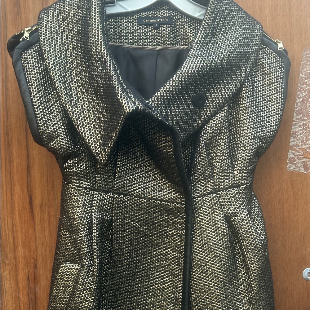 Cynthia Steffe Black and Gold Textured sleeveless coat. Sz 2 nwots